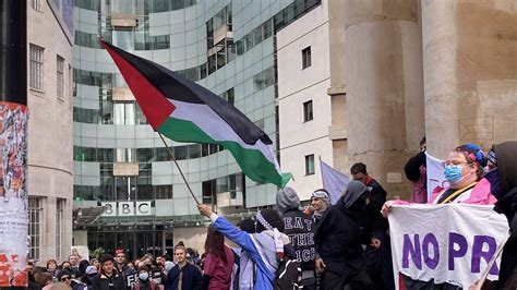 B­B­C­ ­b­i­n­a­s­ı­n­ı­n­ ­ö­n­ü­n­d­e­ ­F­i­l­i­s­t­i­n­ ­p­r­o­t­e­s­t­o­s­u­:­ ­S­e­n­i­ ­s­o­y­k­ı­r­ı­m­l­a­ ­s­u­ç­l­u­y­o­r­u­z­